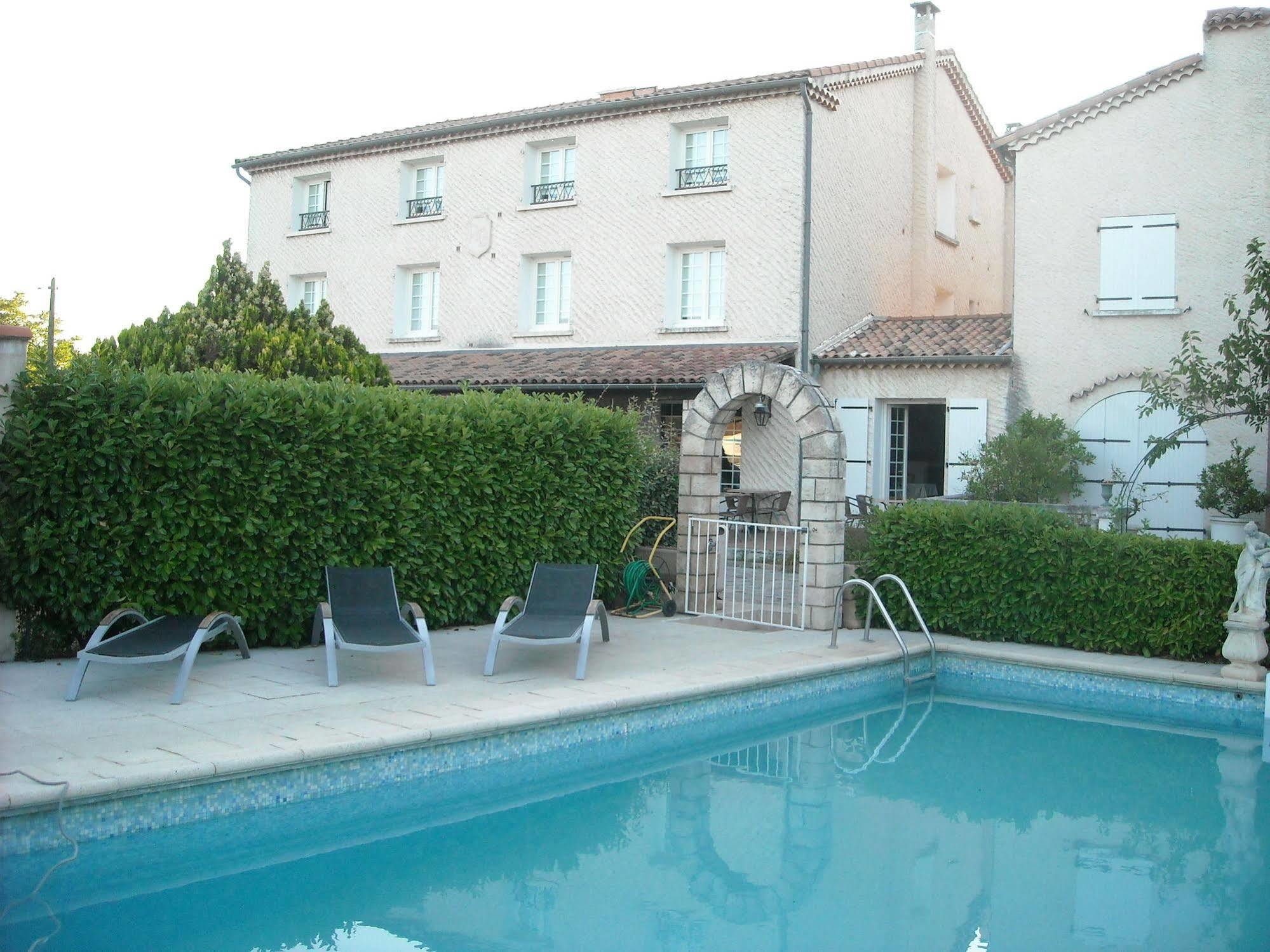 Hotel Ecusson Saint-Hilaire-de-Brethmas Exterior foto