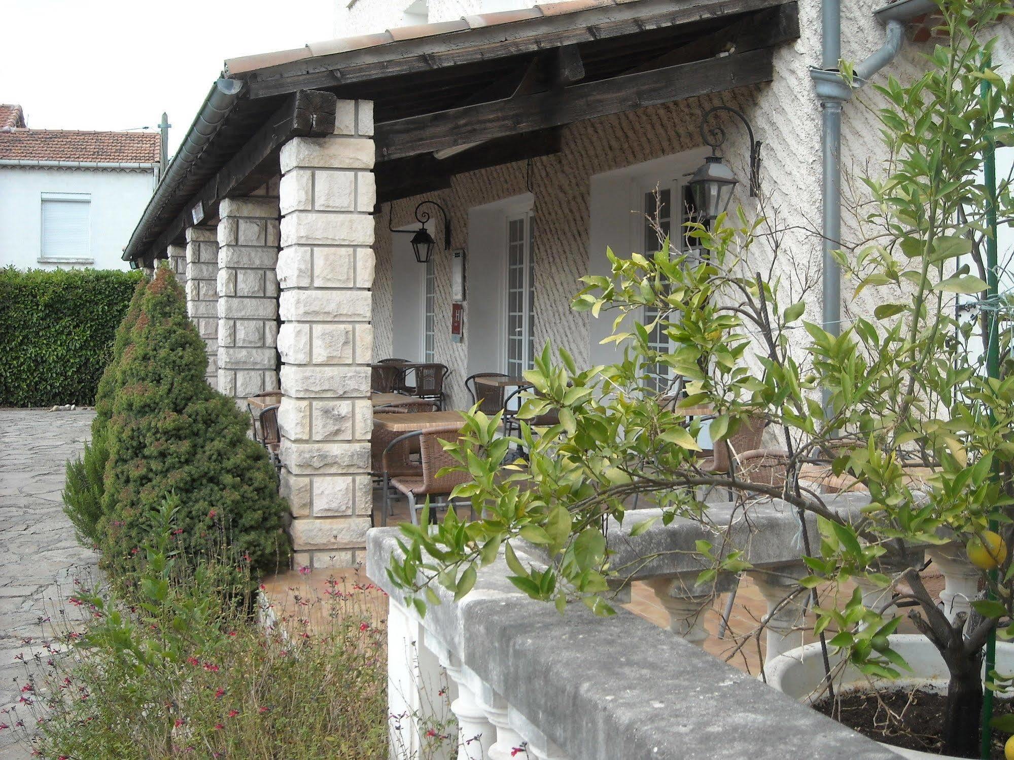 Hotel Ecusson Saint-Hilaire-de-Brethmas Exterior foto