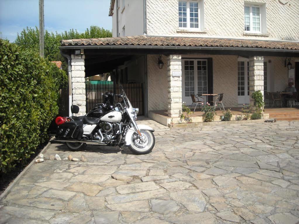 Hotel Ecusson Saint-Hilaire-de-Brethmas Exterior foto